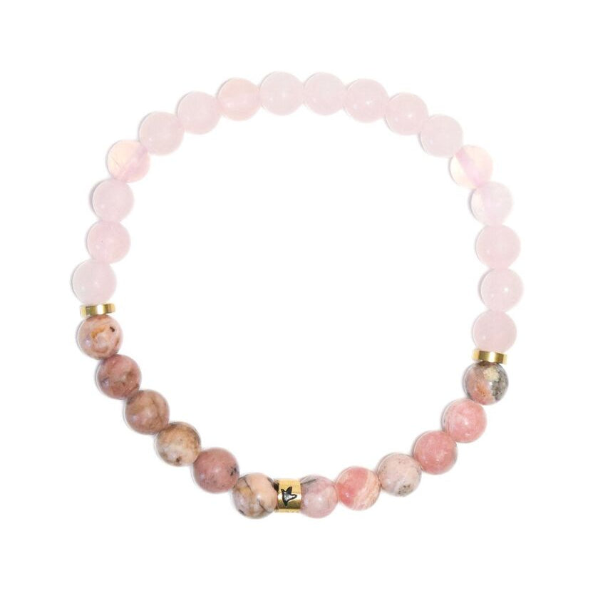 Bracelet en perles rose de quartz rose, rhodonite et rhodochrosite avec charms dorés
