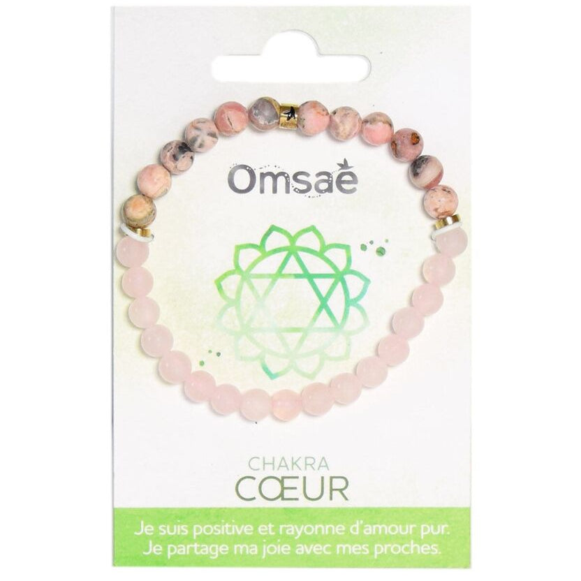 Bracelet chakra coeur en perles de pierres roses, sur carte Omsaé avec affirmation positive
