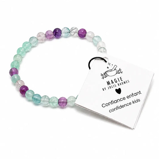 Bracelet enfant en perles de fluorite vertes et violettes avec son étiquette Magie by Jolis Baumes Confiance enfant
