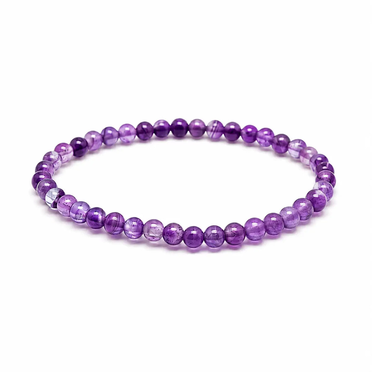 Bracelet en perles rondes d’améthyste aux nuances de violet clair et foncé présenté sur fond blanc
