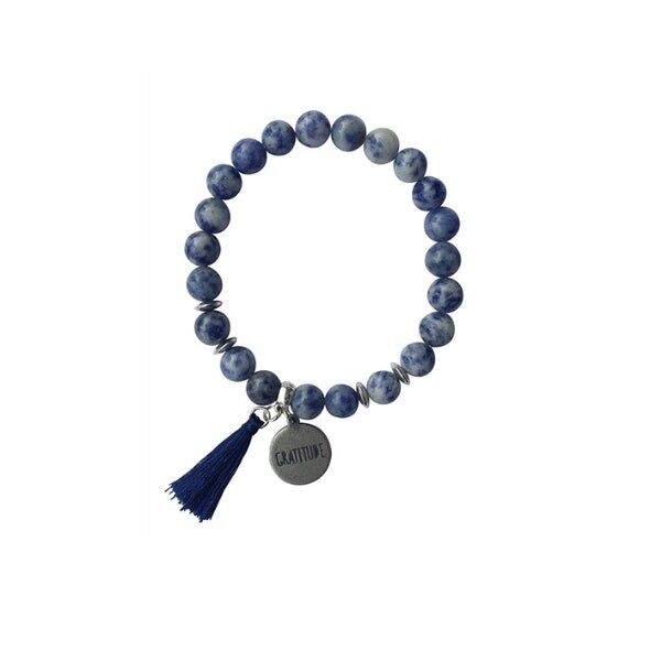 Bracelet en perles naturelles de sodalite bleue, avec pompon en coton bleu et son charm symbole gratitude en métal argenté