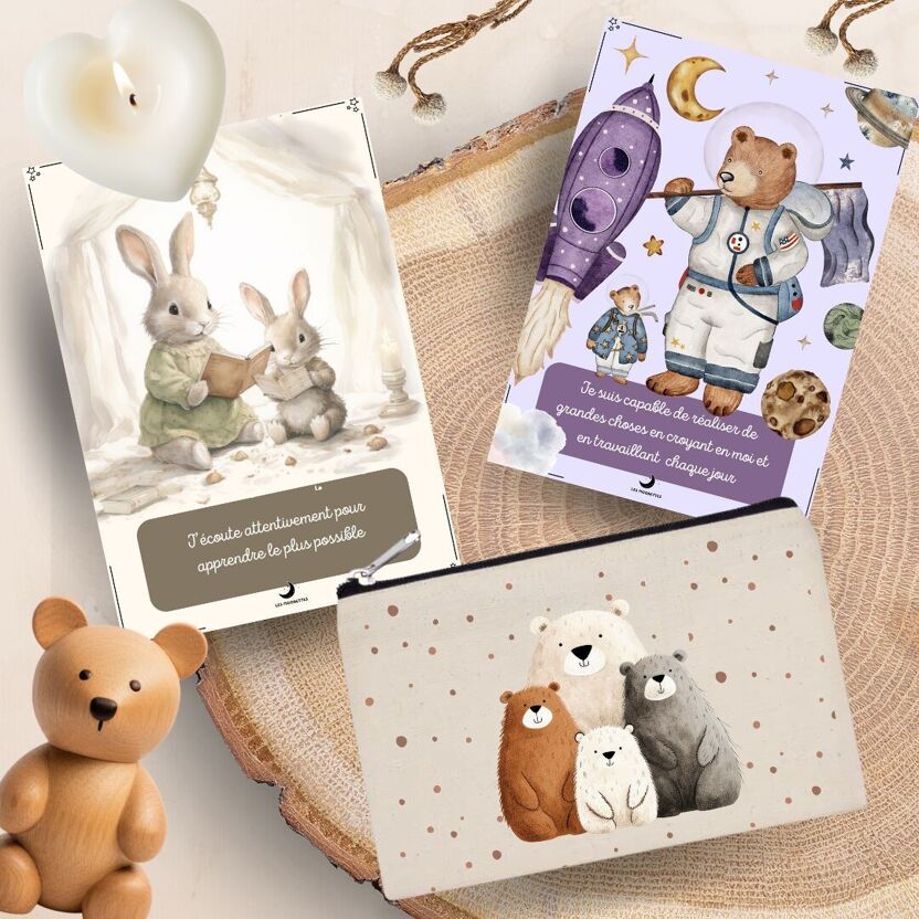 2 cartes pour enfants avec message positif et illustrations enfantines, couleurs pastels, avec trousse en coton joliment imprimée trois ours et ourson, jouet ours en bois et bougie, posés sur rondelle de bois