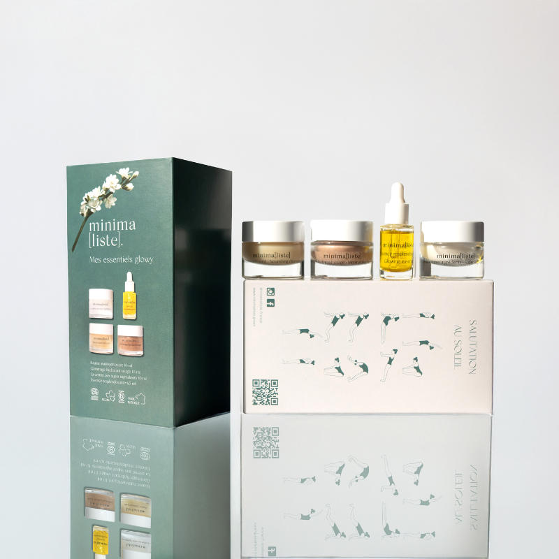 Coffret découverte beauté Mes essentiels glowy Minimalsite en carton vert et sa composition de 4 cosmétiques en format voyage : un flacon de sérum, une crème visage, un gommage et baume démaquillant
