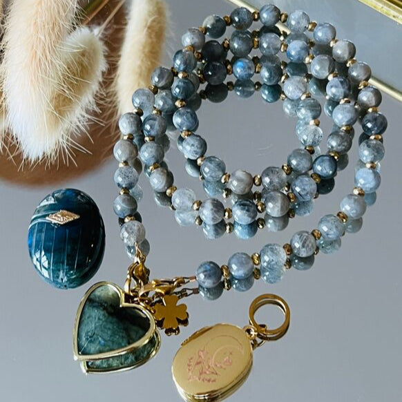 Collier double fermoirs, en perles de labradorite, pierre naturelle aux vertus protectrices et favorisant l'intuition selon la lithothérapie