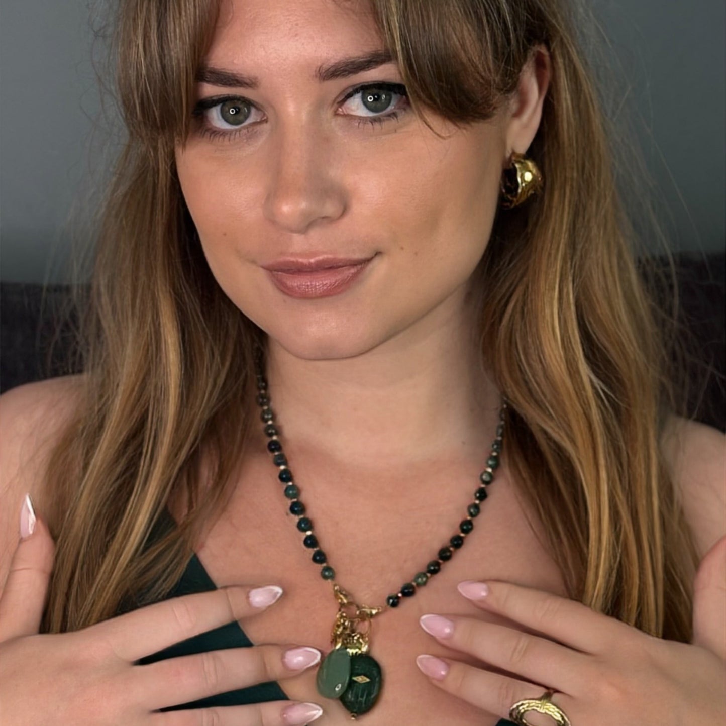 Collier vert en jaspe kambala, porté sur mannequin femme