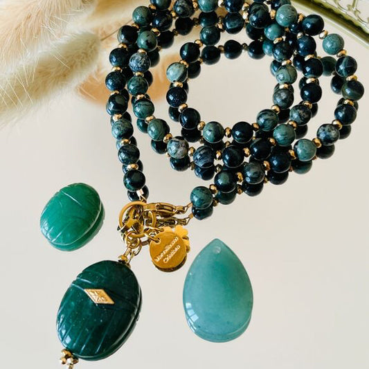 Collier vibratoire double fermoir en jaspe kambala, grigris maxi scarabée et goutte en aventurine verte