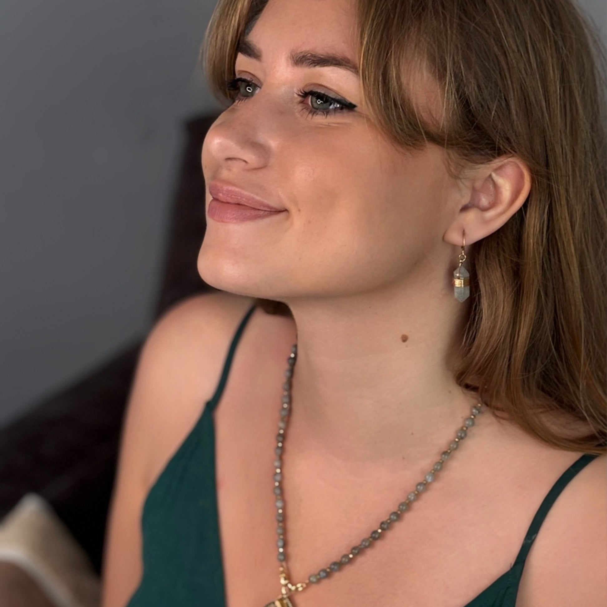 Boucle d'oreille en labradorite naturelle de Madagascar porté avec son collier assorti