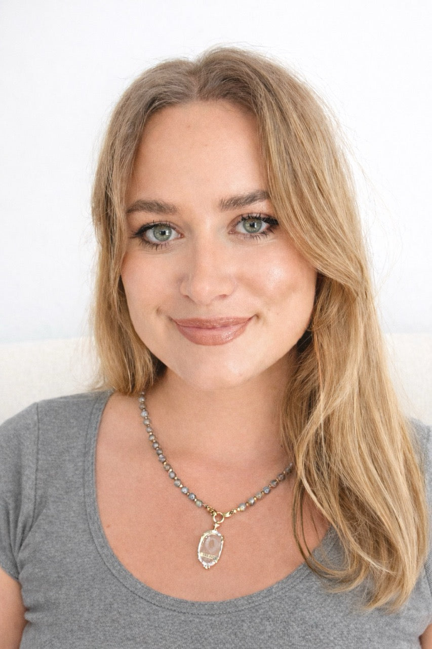 Femme portant un collier de perles de labradorite avec un grigri cristal de roche Carte Tarot The Sun Rayonnement et confiance en soi