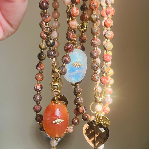 Collier jaspe léopard avec grigris scarabée  cornaline orange bijou énergétique vitalité créativité