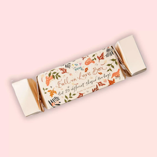 Pochette surprise façon cracker anglais rose avec dessins automnaux, contenant 10 sachets de thés bio