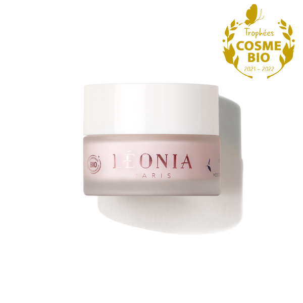 Pot de crème Léonia Paris, en verre dépoli, crème rose, logo certification bio, couvercle blanc et logo trophées cosme bio 2021 2022