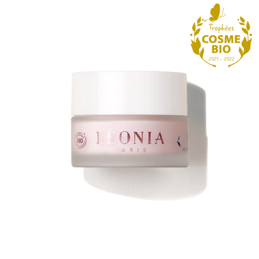 Pot de crème Léonia Paris, en verre dépoli, crème rose, logo certification bio, couvercle blanc et logo trophées cosme bio 2021 2022