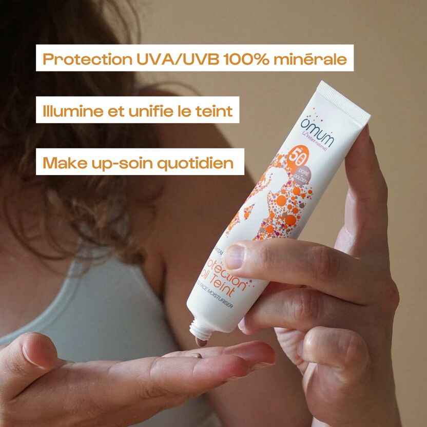 Crème solaire visage teintée bio SPF 50 Ma protection joli teint d'Omum, appliquée par la main, avec mention des bénéfices protection uva uvb illumine et unifie le teint, make up soin quotidien