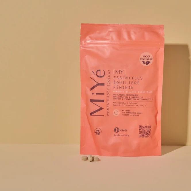 Sachet éco recharge des compléments alimentaires MiYé pour l'équilibre féminin, couleurs orange, 3 comprimés posés à côté du sachet