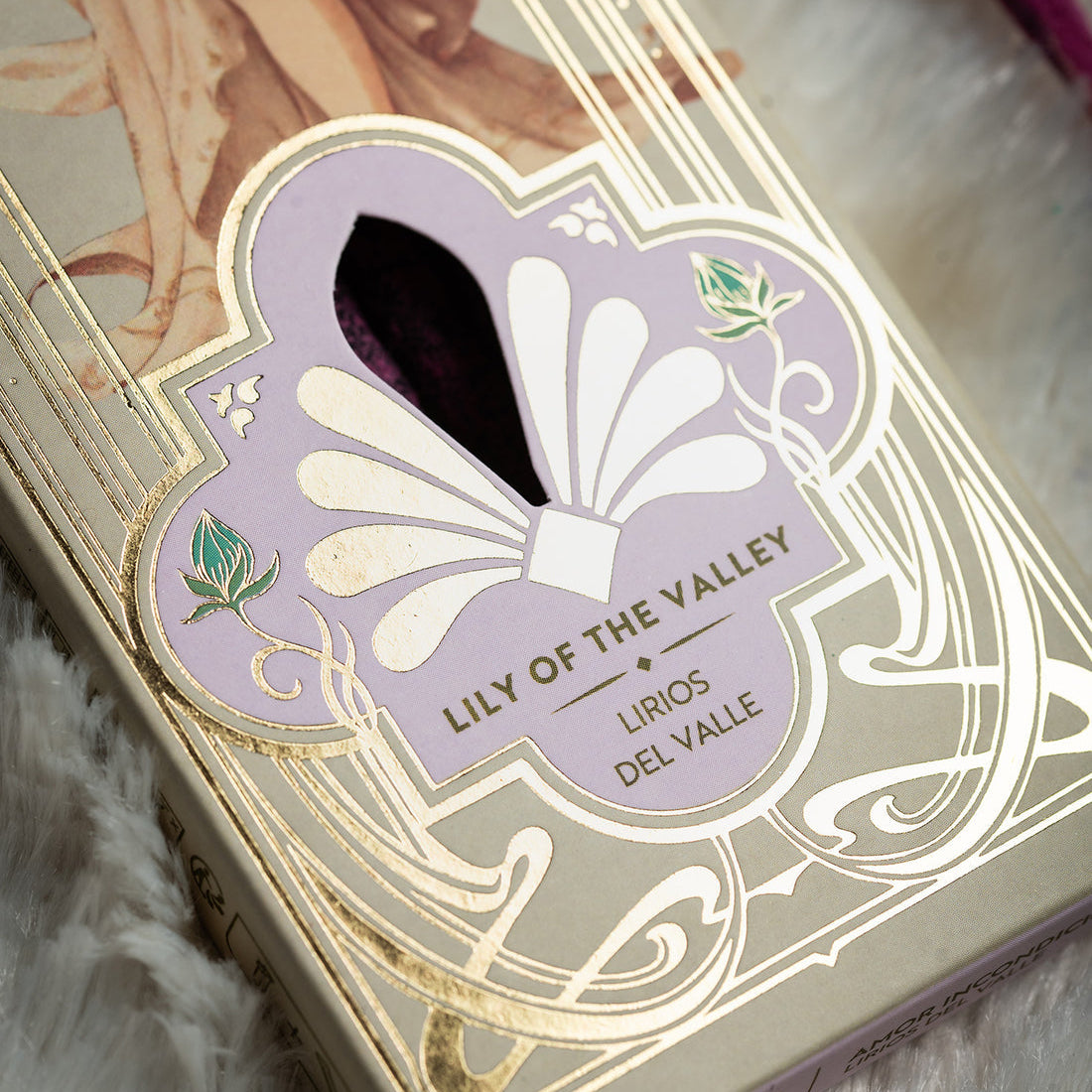 Détail boîte encens Tarot Angeles Amour Inconditionnel Muguet Sagrada Madre étiquette lilas dorée Art Nouveau Lily of the Valley