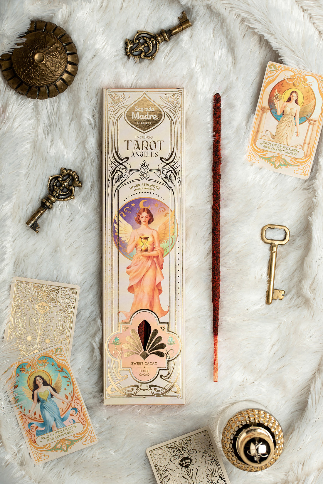 Encens Tarot Angeles Force Intérieure Cacao Sagrada Madre boîte Art Nouveau ange avec calice bâtonnet rouge cartes d'anges et clés dorées sur fourrure blanche
