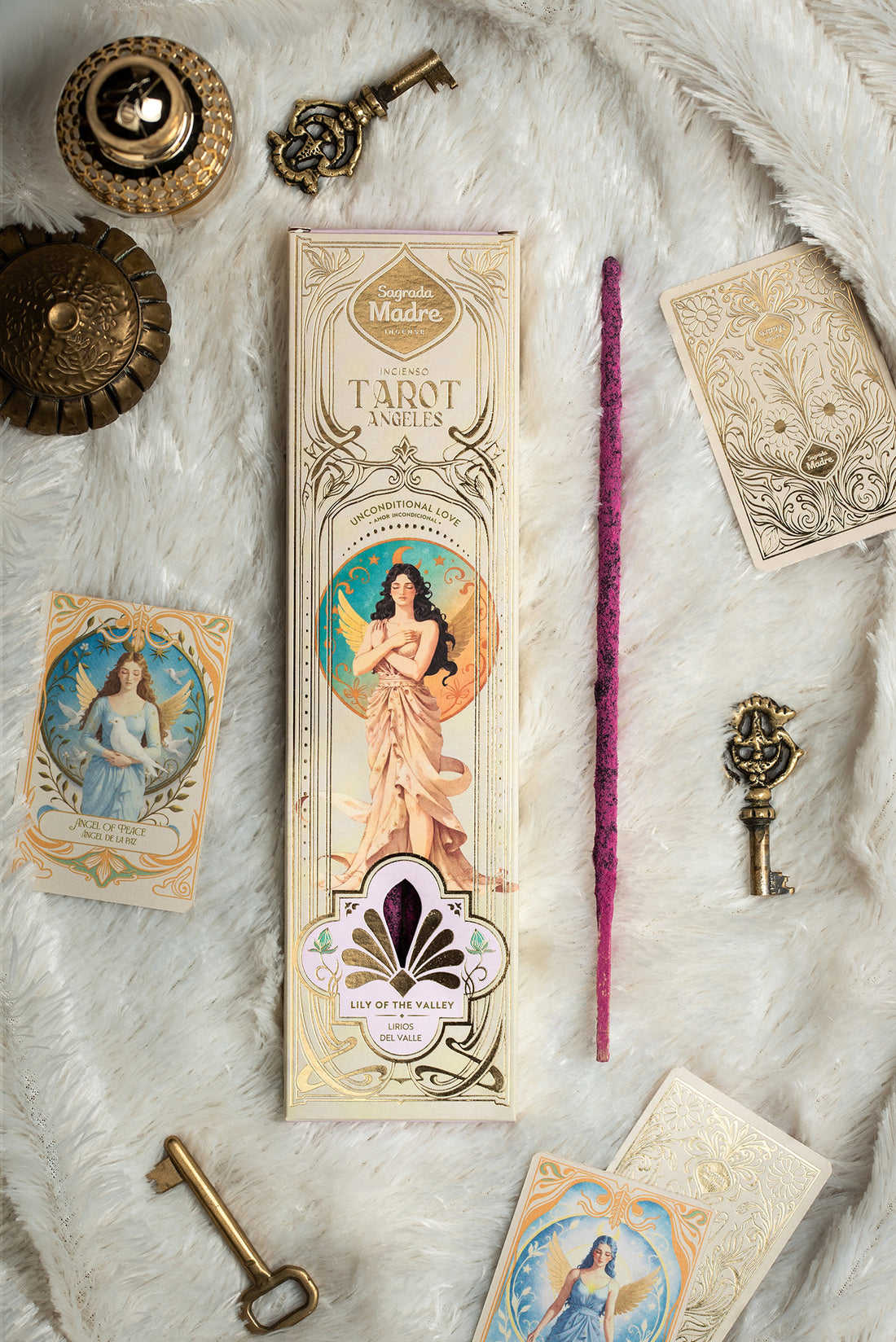Encens Tarot Angeles Amour Inconditionnel Muguet Sagrada Madre boîte Art Nouveau bâtonnet rose cartes d'anges et clés dorées sur fourrure blanche