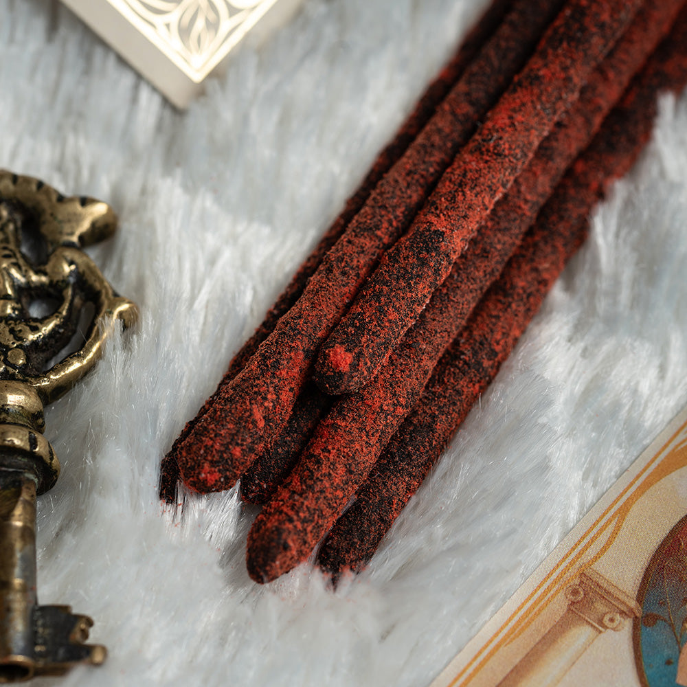 Bâtonnets d'encens artisanal Tarot Angeles Force Intérieure Cacao Sagrada Madre rouge brique sur fourrure blanche avec clé dorée et carte d'ange