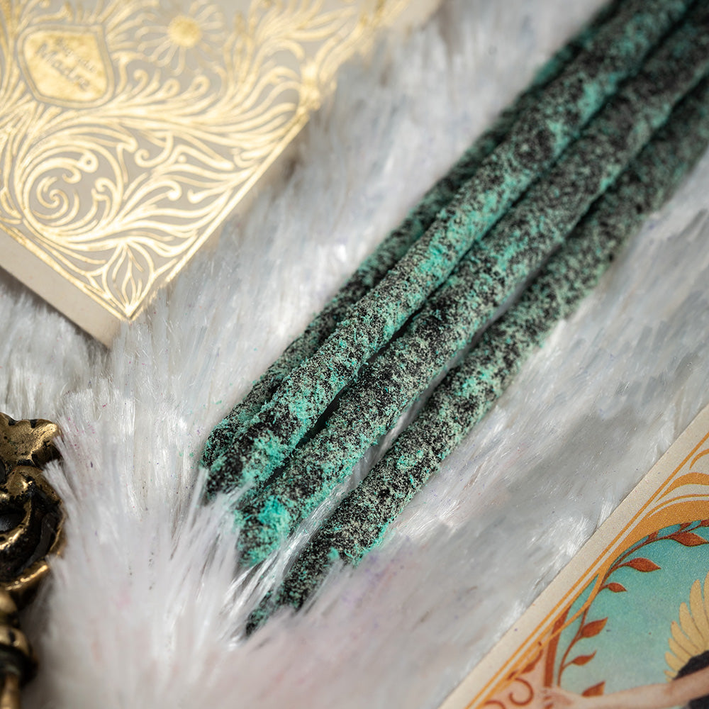 Bâtonnets d'encens Tarot Angeles Baies de Géranium Sagrada Madre, texture artisanale verte et noire en gros plan