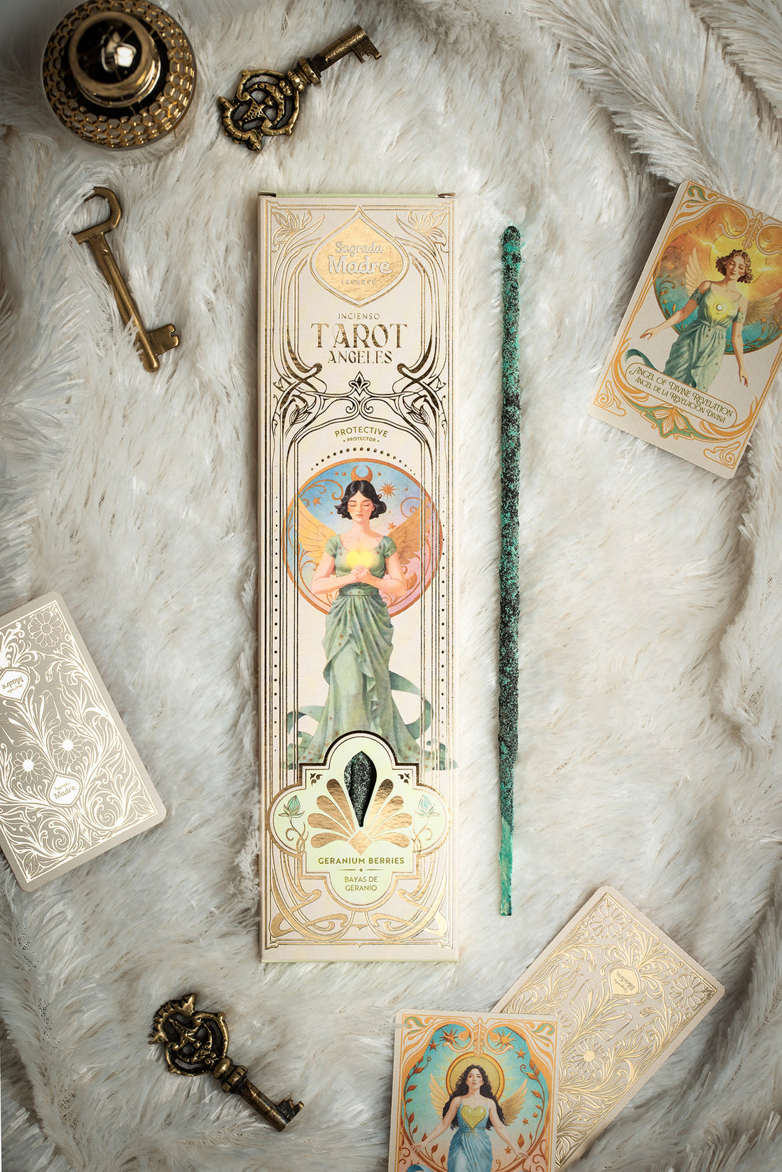 Encens Tarot Angeles Baies de Géranium Sagrada Madre posé avec cartes d'anges et clés anciennes sur fond blanc moelleux