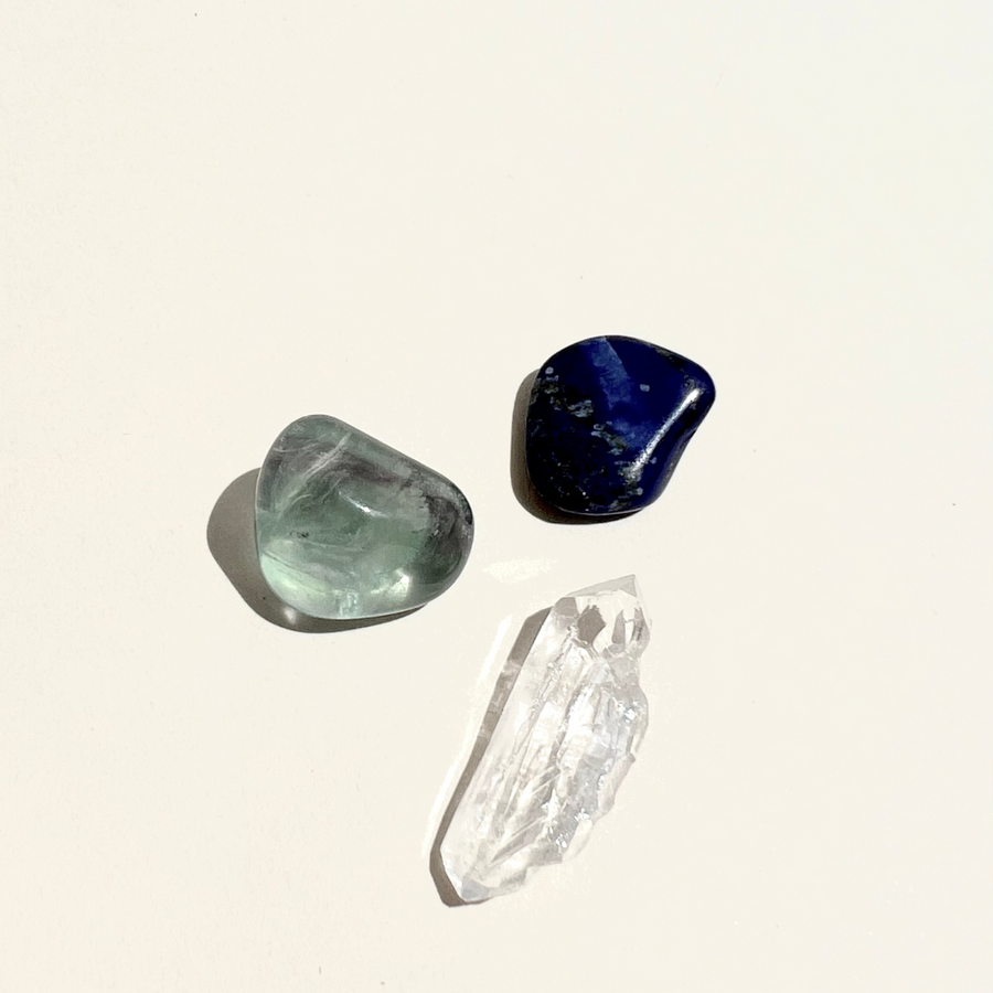 Pierre roulée de fluorite et de lapis lazuli et une pointe de cristal de roche pour intuition et clarté mentale