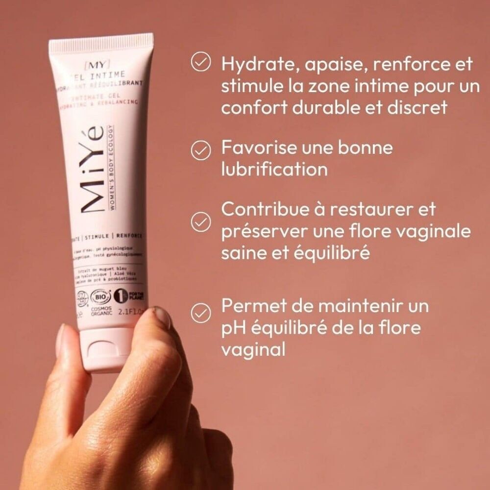 Main de femme tenant un tube rose poudré du gel intime lubrifiant Miyé avec ses bienfaits
