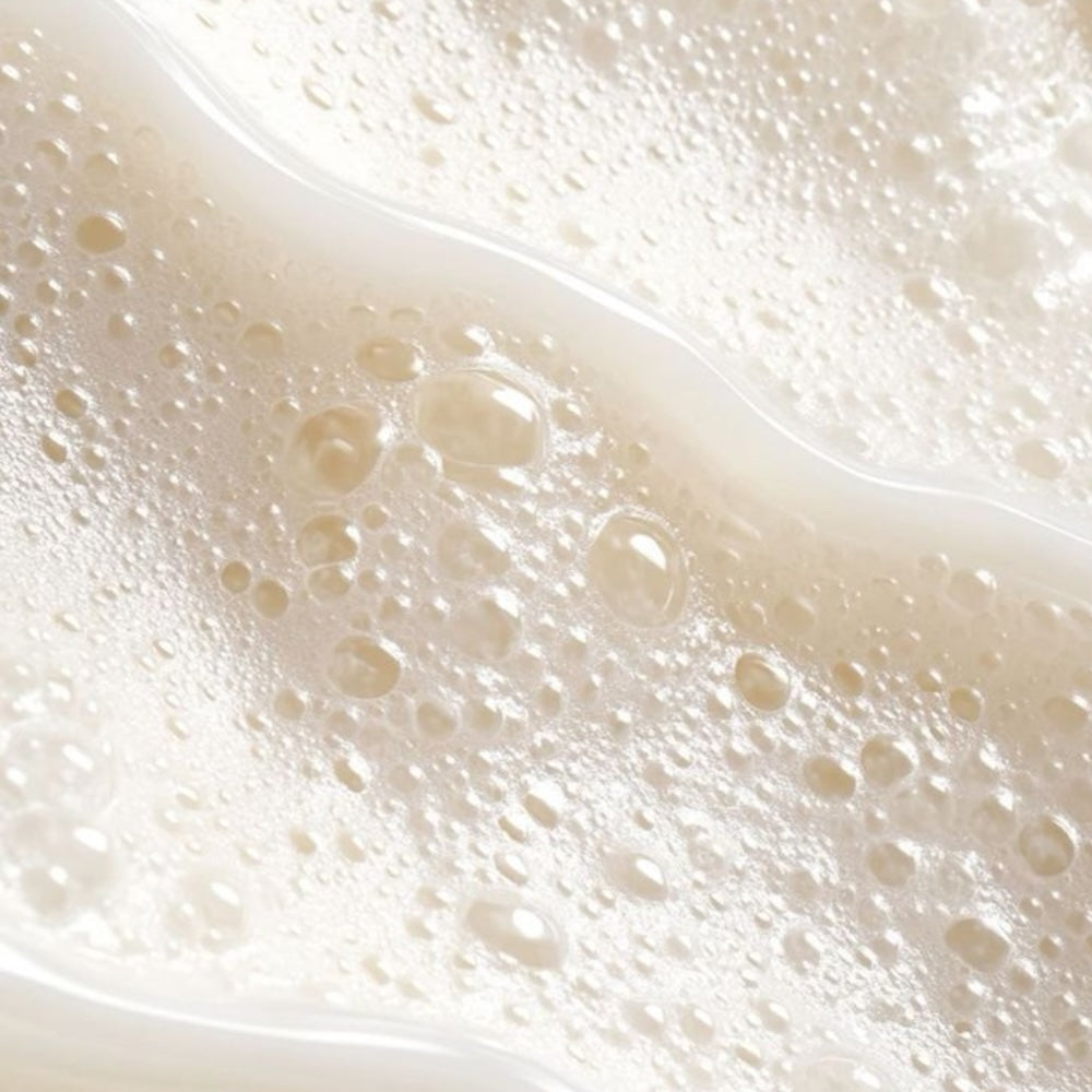 Gros plan sur la texture mousseuse et nacrée du Gel Nettoyant Thé Blanc bio Léonia, mousse fine et douce, bulles délicates, soin purifiant d'origine naturelle
