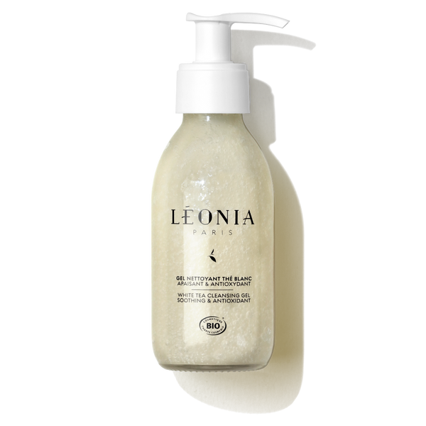 Gel Nettoyant Thé Blanc bio Léonia Paris flacon pompe verre 150 ml, texture nacrée, certifié bio, fond blanc

