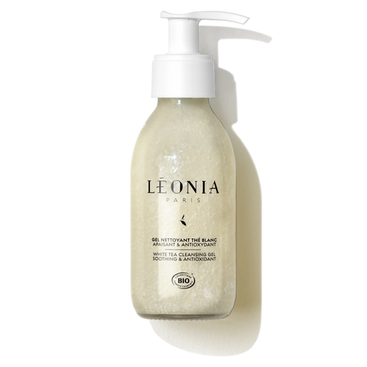 Gel Nettoyant Thé Blanc bio Léonia Paris flacon pompe verre 150 ml, texture nacrée, certifié bio, fond blanc


