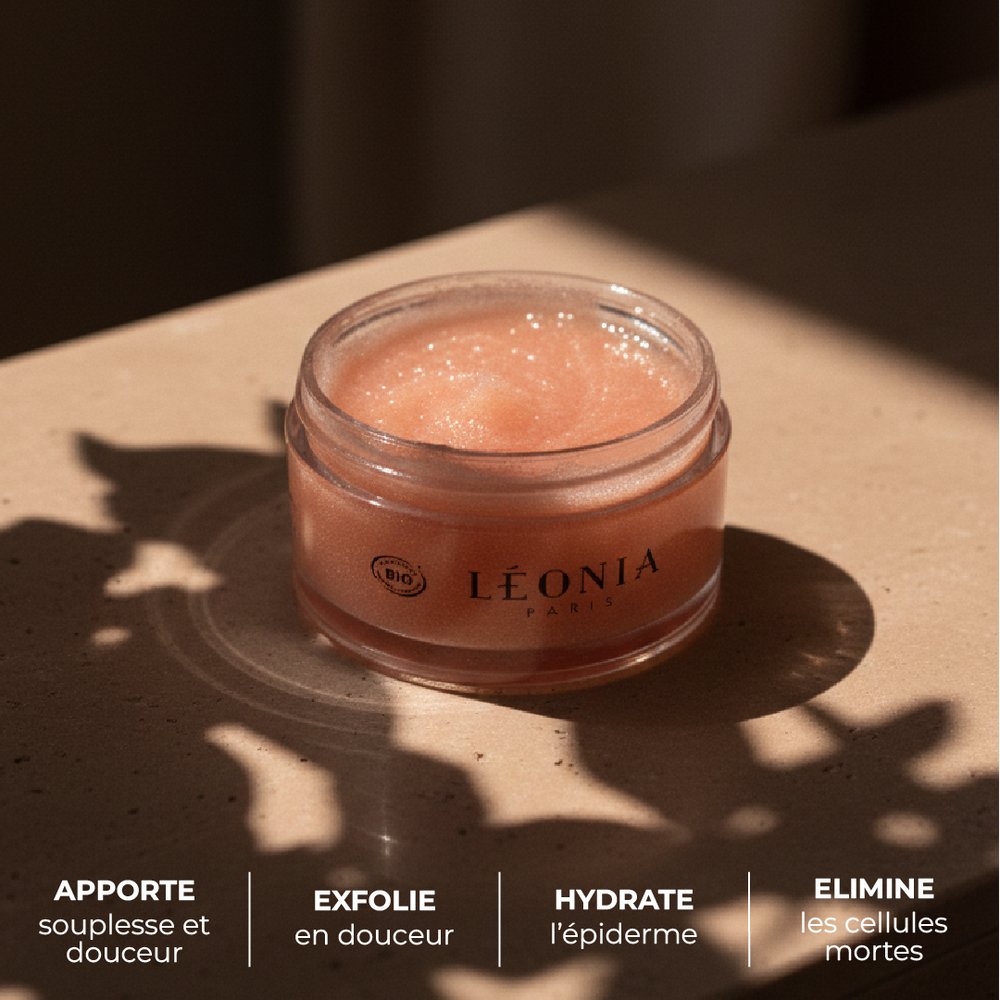 Gommage corps bio Thé Blanc Lacté Léonia Paris , pot transparent ouvert, apporte souplesse et douceur, exfolie en douceur, hydrate l'épiderme, élimine les cellules mortes, photo d'ambiance
