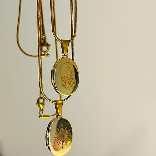 Grigri doré en acier inoxydable avec lune gravé, boite pouvant contenir une Pho, une prière ou un mantra