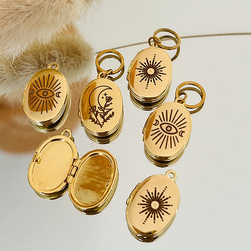 6 grigris charm boîtes dorées motifs lune, soleil, oeil d'horus, posés sur miroir