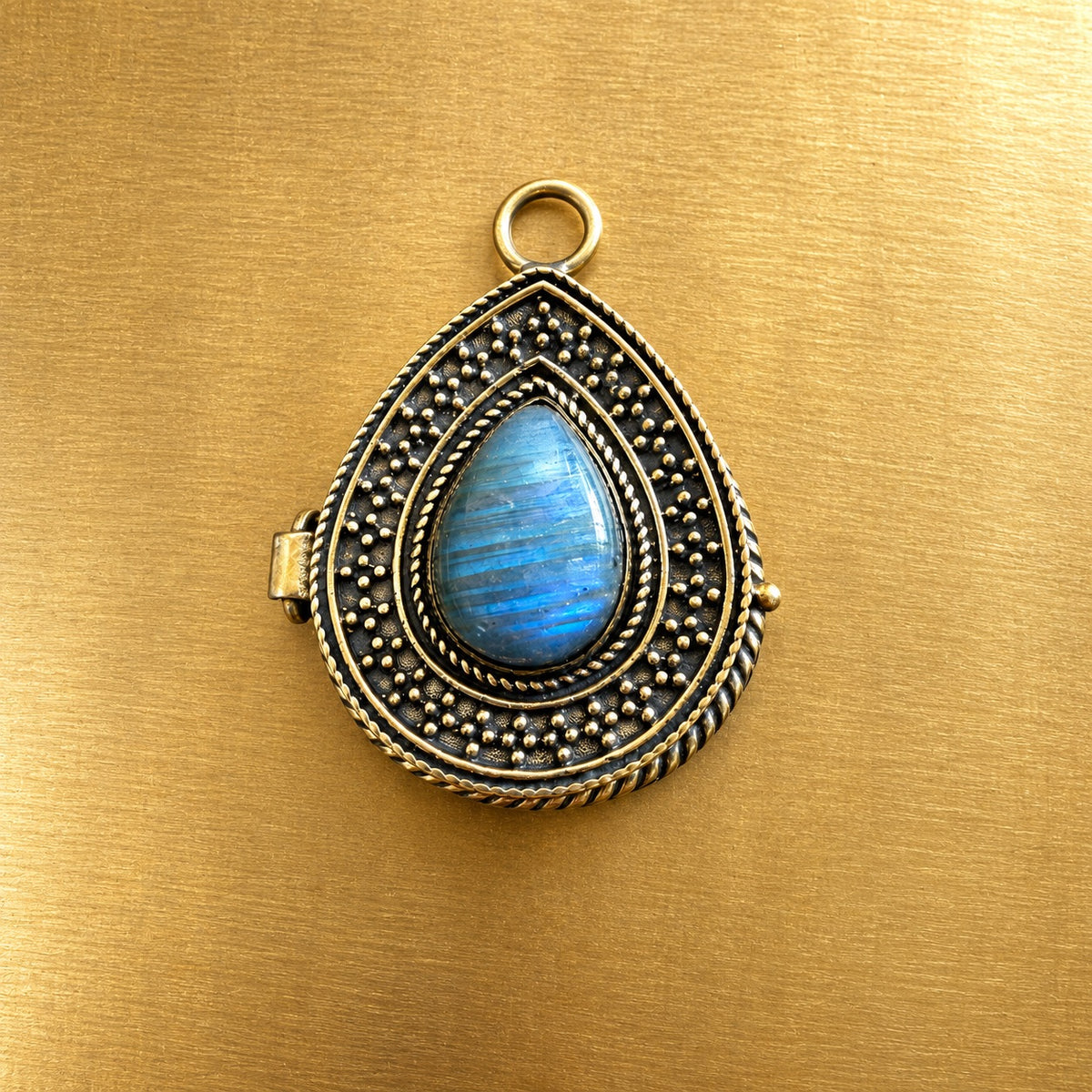 Pendentif boîte indienne ouvert en laiton doré avec labradorite goutte bleue irisée Grigri artisanal De A à KÂ