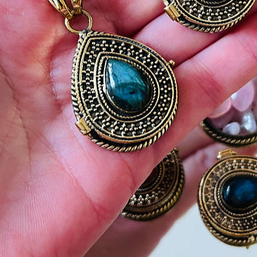 Grigri talisman, boite indienne pouvant recevoir une photo, un mantra ou une prière, orné d'une pierre en labradorite