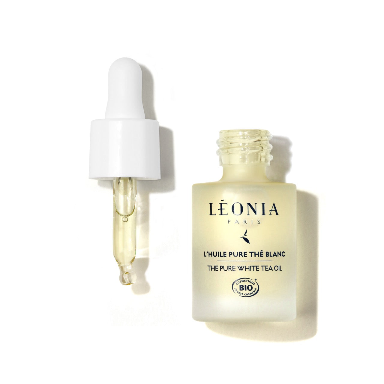 Huile Pure Thé Blanc Bio Léonia 15 ml, flacon en verre dépoli avec pipette blanche, certifiée bio Cosmébio, sur fond blanc