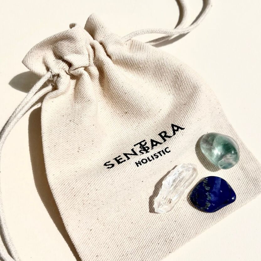 Kit intuition lithothérapie, pierres naturelles roulées de fluorite et de lapis lazuli et 1 pointe de cristal de roche sur un pochon ivoire avec marque Sentara Holistic en noir