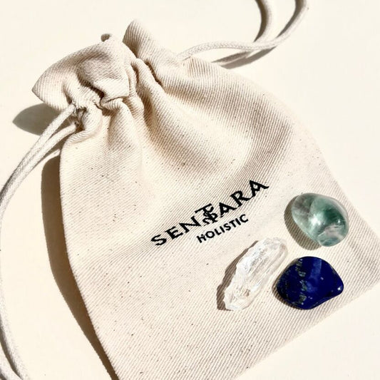 Kit intuition lithothérapie, pierres naturelles roulées de fluorite et de lapis lazuli et 1 pointe de cristal de roche sur un pochon ivoire avec marque Sentara Holistic en noir