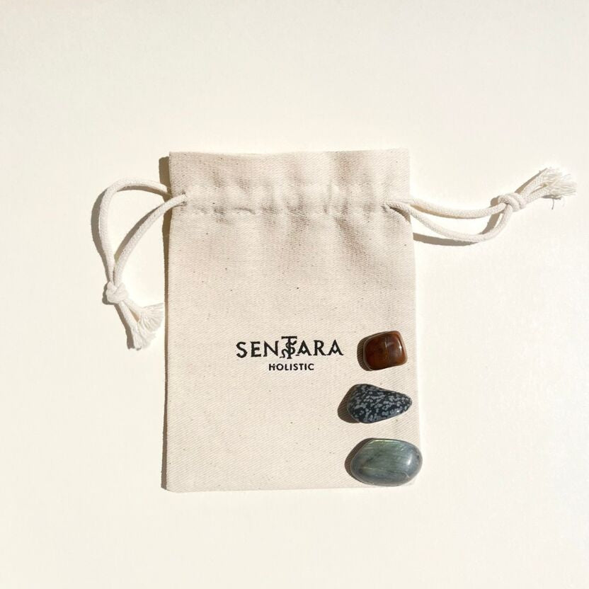 Kit protection avec 3 pierres roulées, labradorite, oeil de fer, obsidienne noire sur pochon beige avec lien, Sentara Holistic
