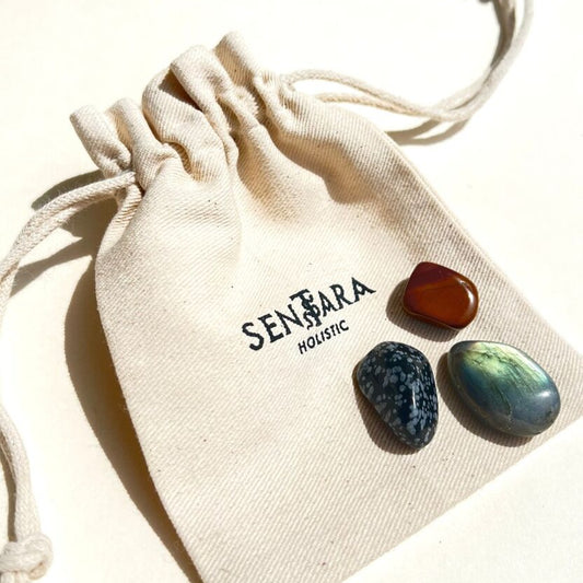 Pierres roulées naturelles de labradorite, obsidienne noire, oeil de fer sur pochon en coton beige, Sentara Holistic, kit protection