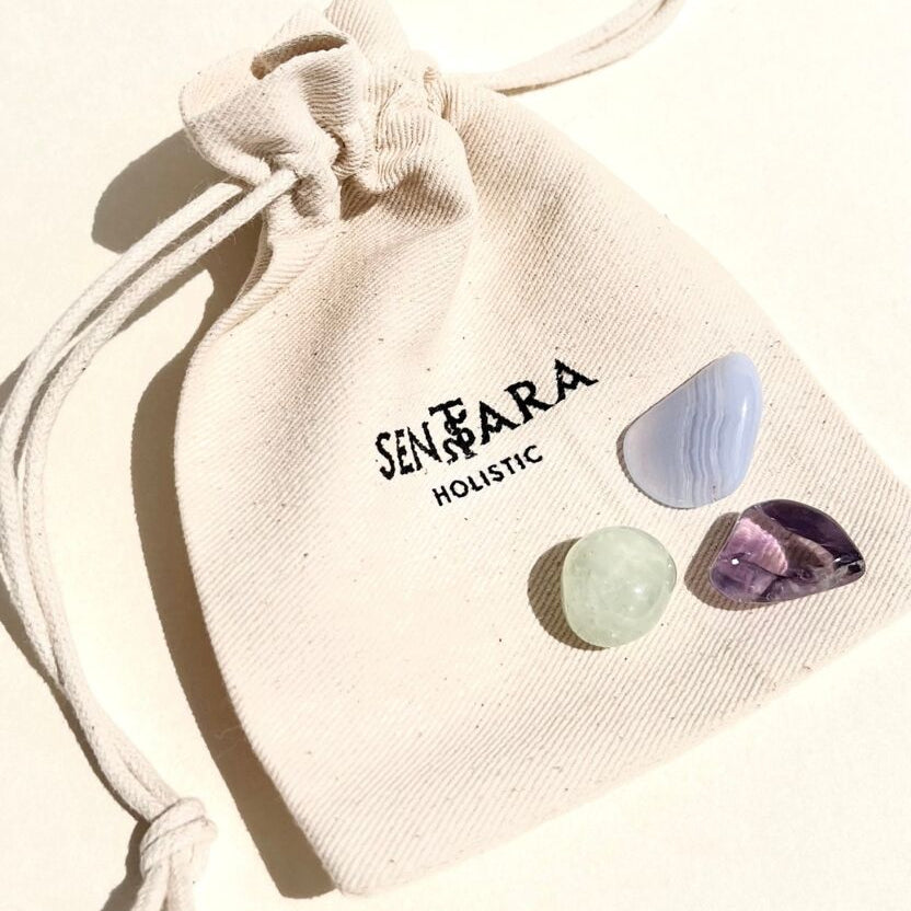 Kit sérénité pochon en coton ivoire de 3 cristaux améthyste, agate bleue et préhnite, Sentara Holistic