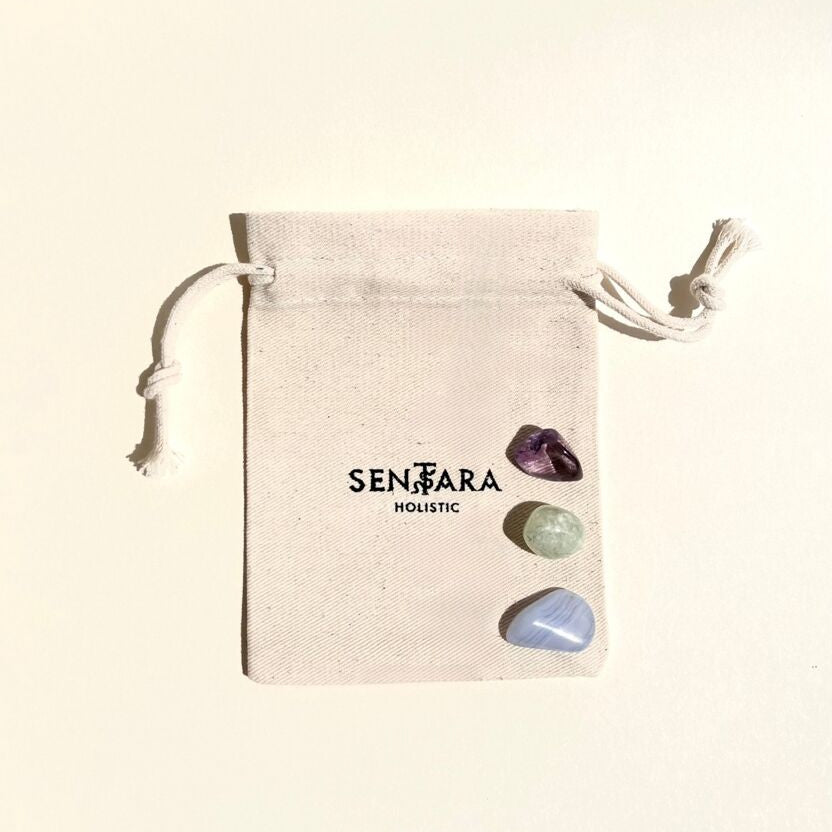 Pochon en coton ivoire de 3 pierres roulées naturelles amethyste, préhnite, agate bleue, Sentara Holistic
