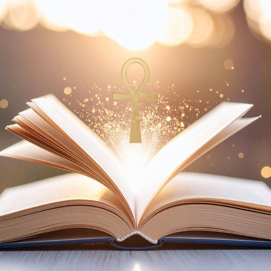 Livre ouvert pages vierges laissant jaillir de la lumière, énergie et une croix d'ankh