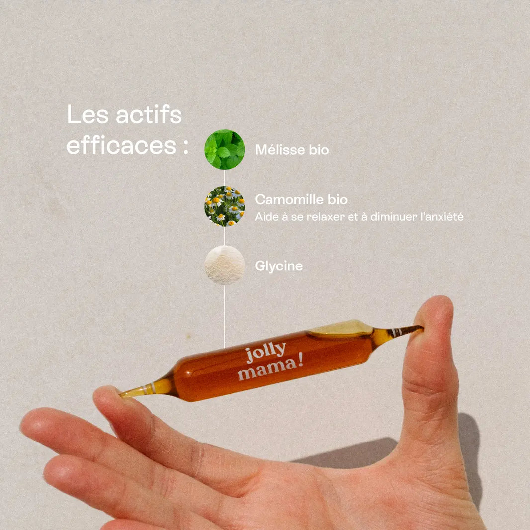 Ampoule Mama Dreams de Jolly Mama tenue entre deux doigts, avec une présentation des actifs : mélisse bio, camomille bio et glycine
