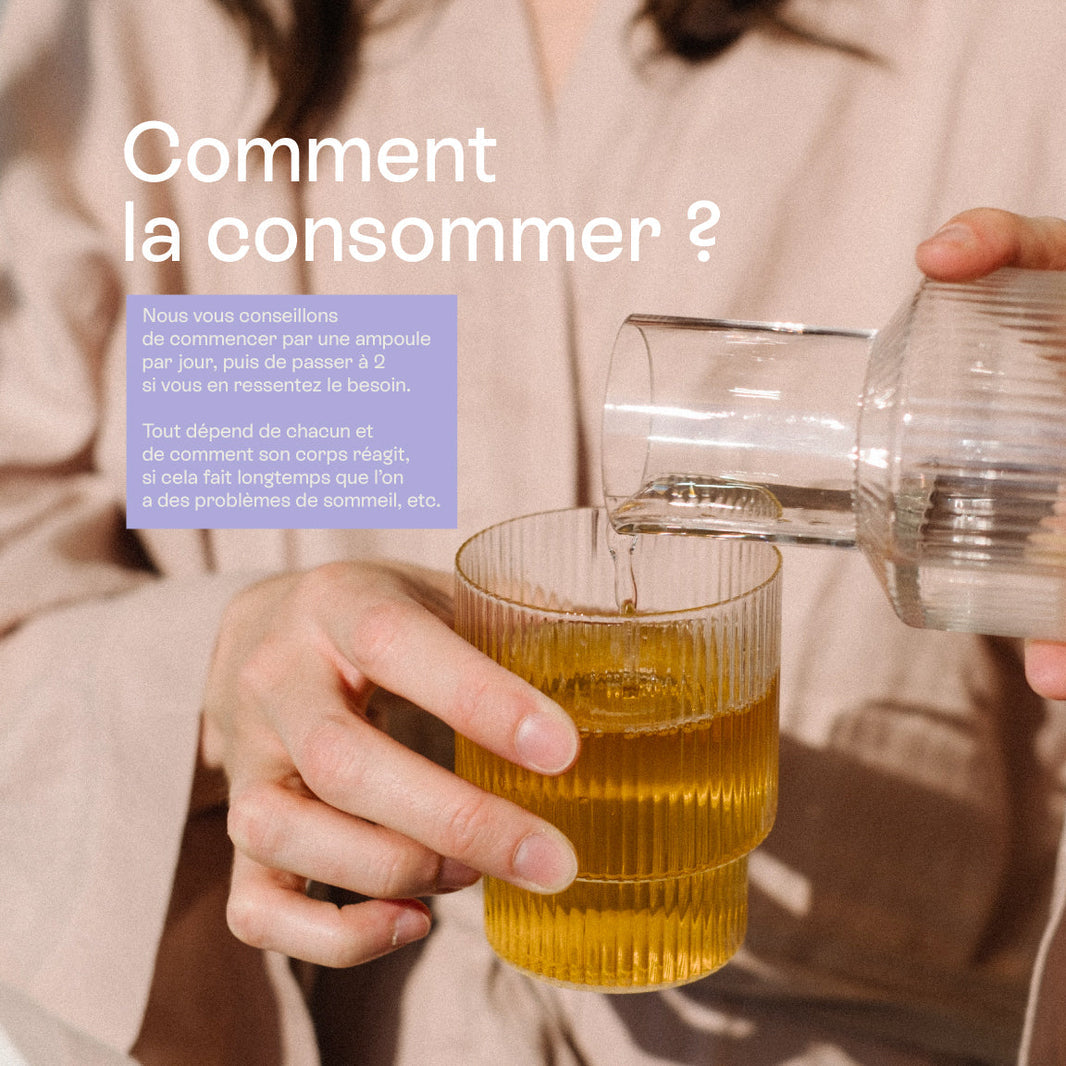 Une personne verse de l’eau dans un verre contenant une préparation ambrée, avec les conseils de consommation de Mama Dreams de Jolly Mama