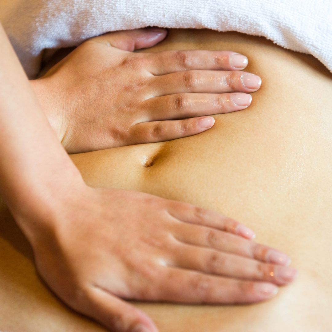 Massage du ventre à deux mains