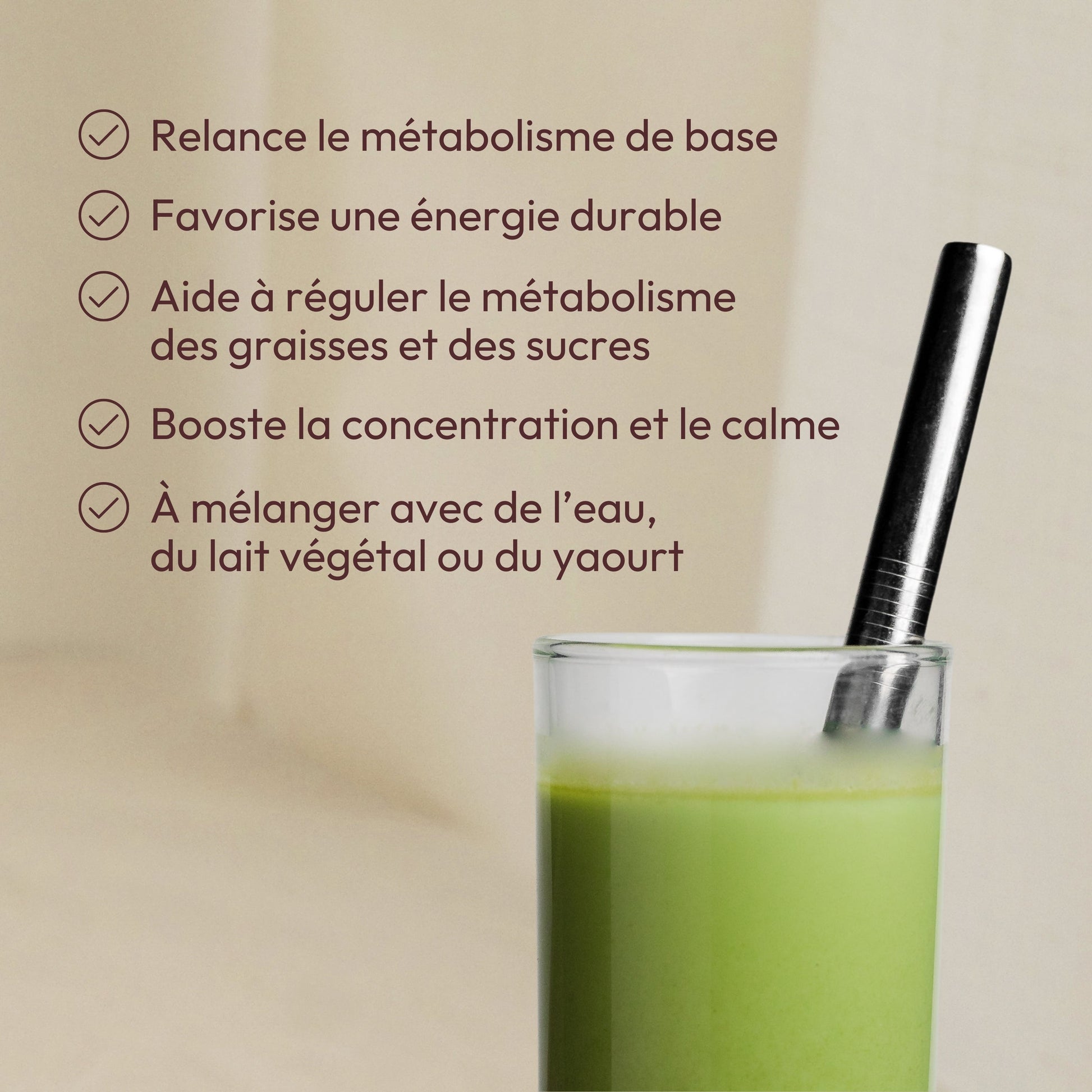 Visuel des bienfaits du matcha latte MiYé avec verre contenant la boisson et une paille en inox