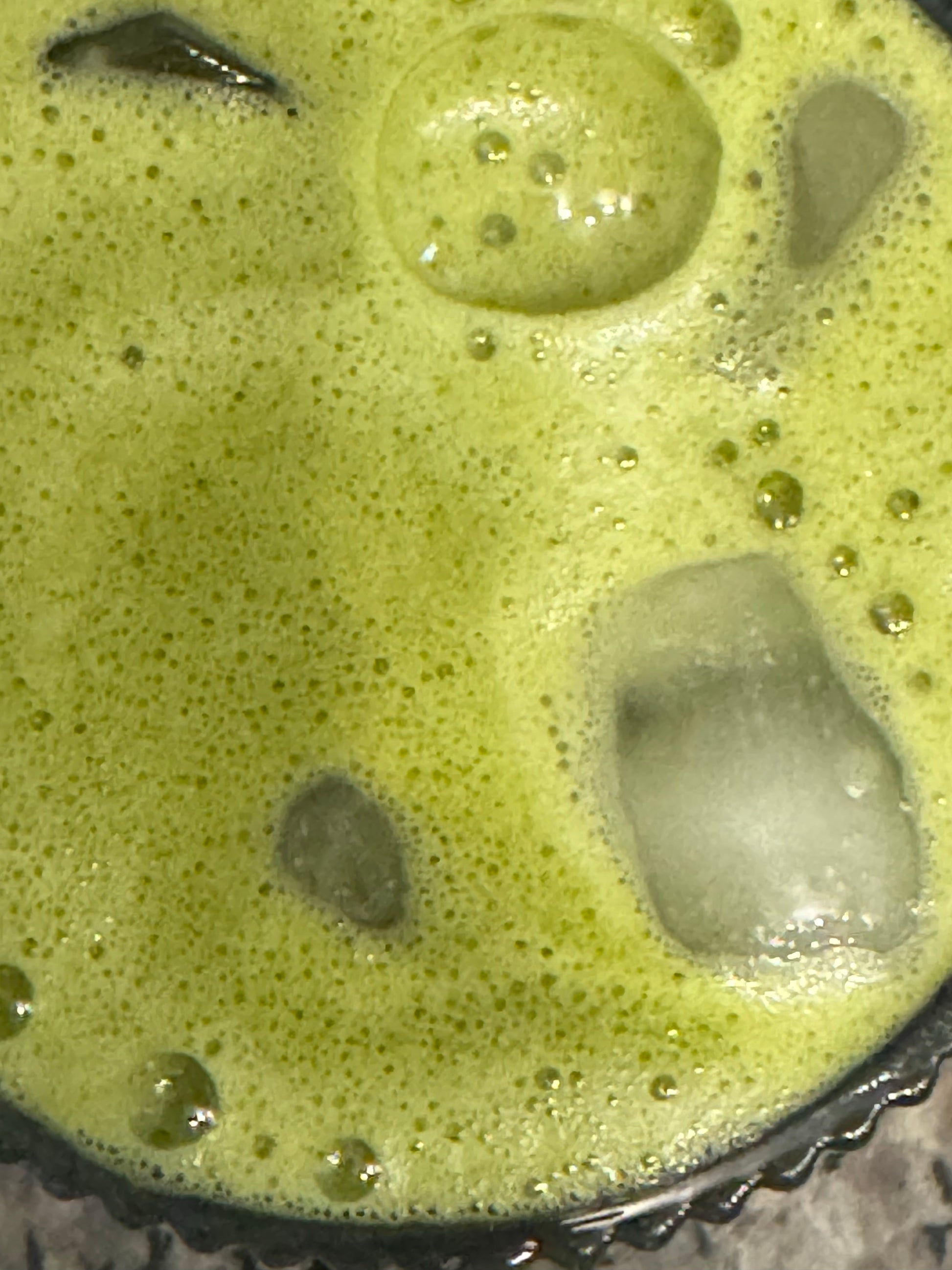 Thé vert matcha avec mousse onctueuse et glaçons dans un verre