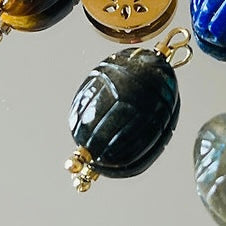 Mini grigri scarabée porte bonheur et protection en labradorite naturelle, livré avec ses pampilles