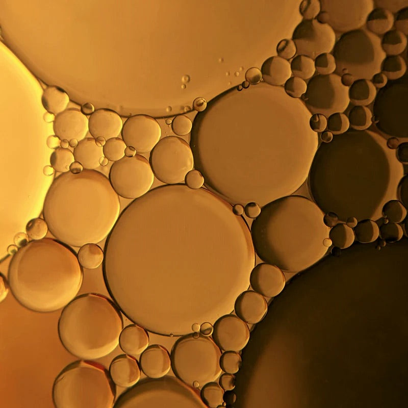 Texture bulles orangées de l'Huile Régénérante visage de MiYé