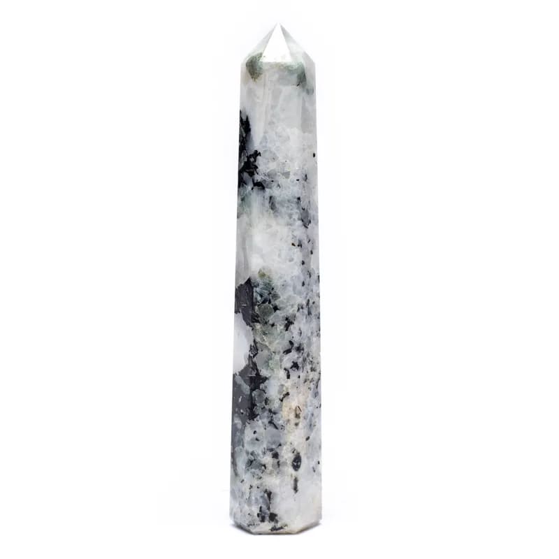 Obélisque en Pierre de Lune Arc-en-Ciel, vue latérale, forme tour à pointe unique, fond blanc, inclusions gris vert et noires sur fond blanc laiteux
